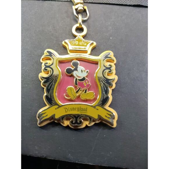 Walt Disney 2007 Trading Luggage Keychain - Picture 6 of 9